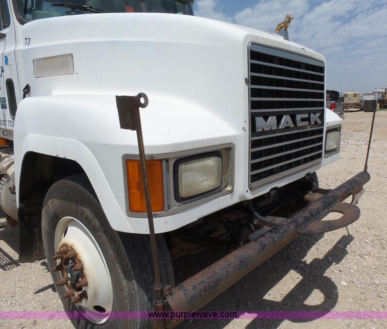 image for item K3169 1998 Mack CH613 semi truck