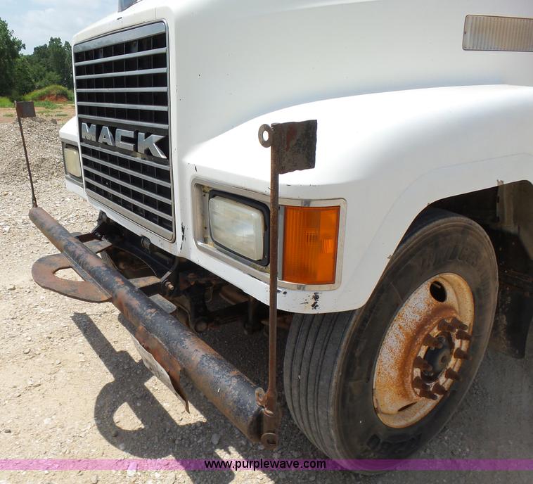 image for item K3169 1998 Mack CH613 semi truck