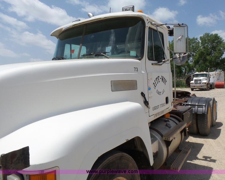 image for item K3169 1998 Mack CH613 semi truck
