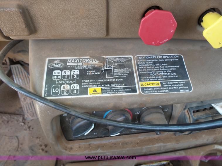 image for item K3170 2005 Mack CV713 semi truck