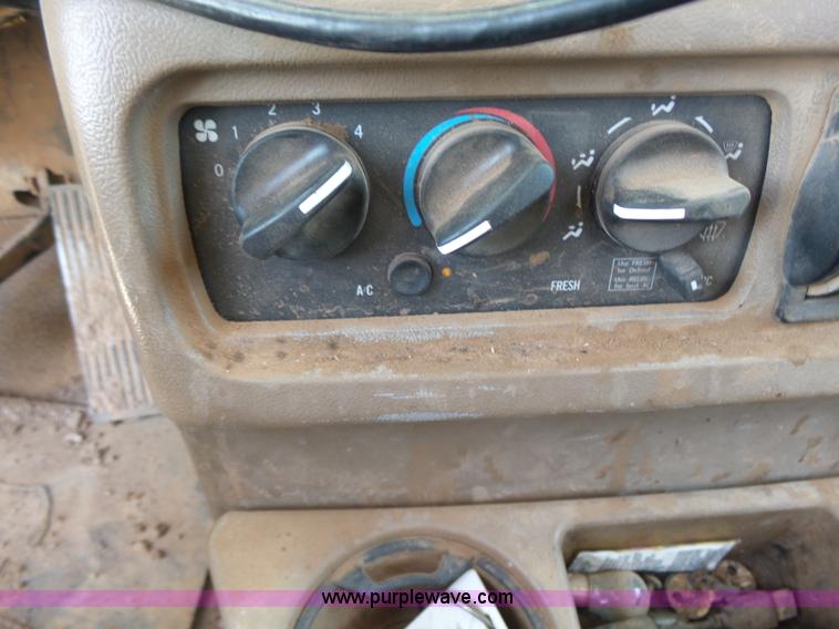 image for item K3170 2005 Mack CV713 semi truck