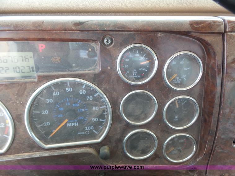 image for item K3170 2005 Mack CV713 semi truck