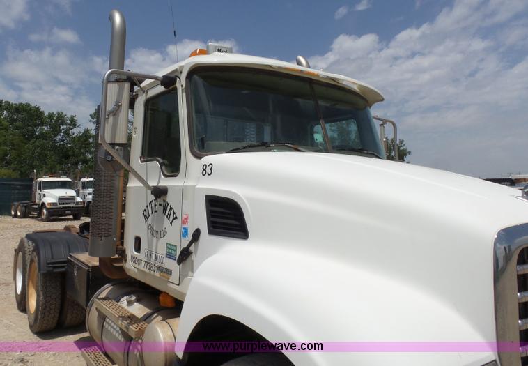 image for item K3170 2005 Mack CV713 semi truck