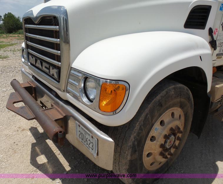 image for item K3170 2005 Mack CV713 semi truck