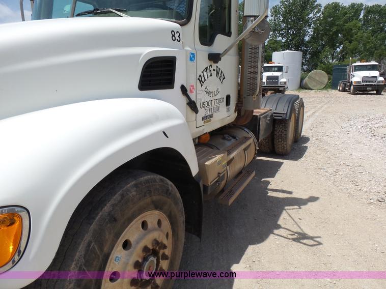 image for item K3170 2005 Mack CV713 semi truck