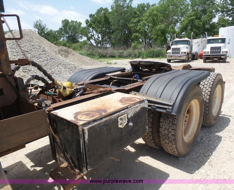 image for item K3170 2005 Mack CV713 semi truck