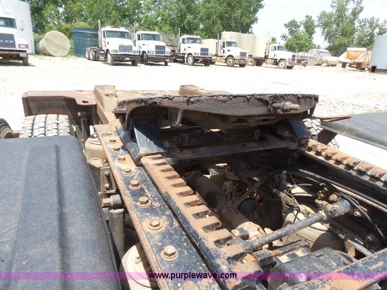 image for item K3170 2005 Mack CV713 semi truck