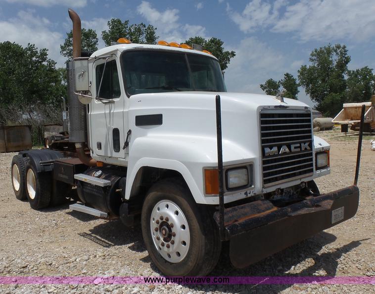 image for item K3171 1991 Mack CH613 semi truck
