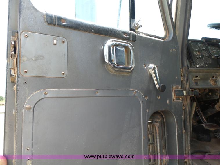 image for item K3171 1991 Mack CH613 semi truck