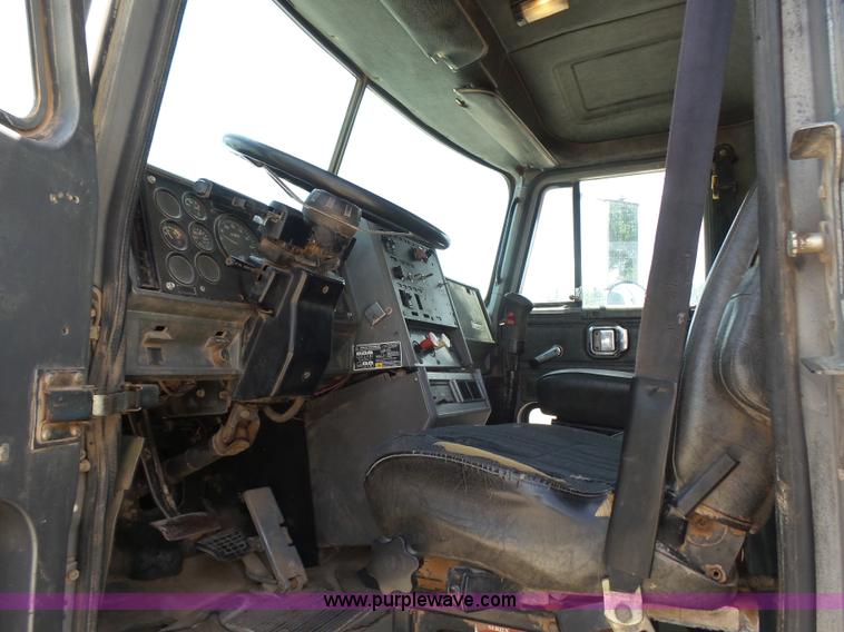 image for item K3171 1991 Mack CH613 semi truck