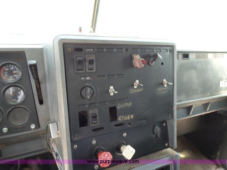 image for item K3171 1991 Mack CH613 semi truck