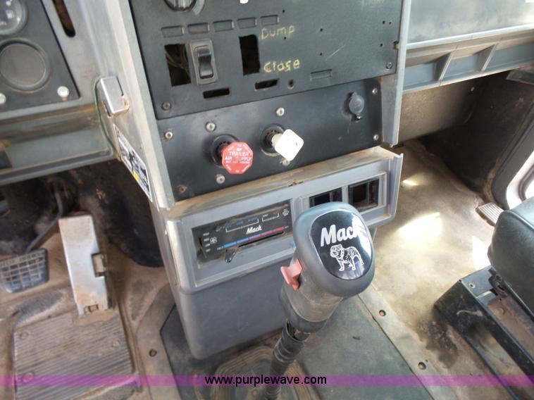 image for item K3171 1991 Mack CH613 semi truck