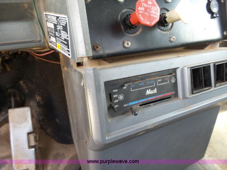 image for item K3171 1991 Mack CH613 semi truck