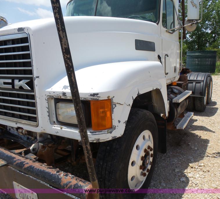 image for item K3171 1991 Mack CH613 semi truck