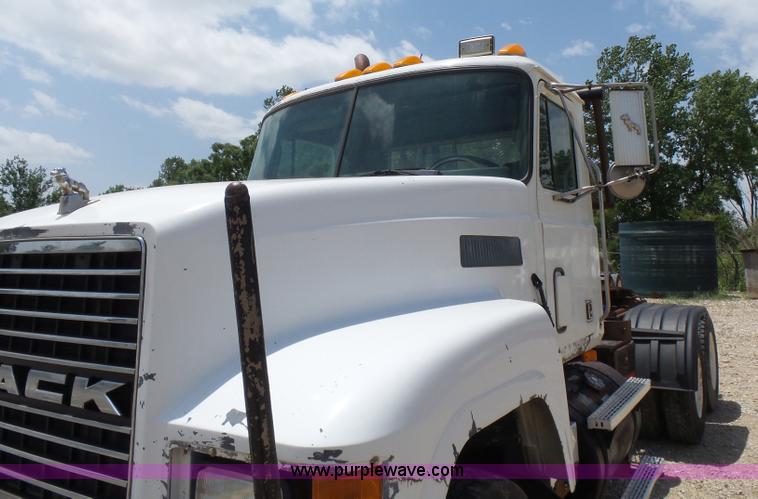 image for item K3171 1991 Mack CH613 semi truck