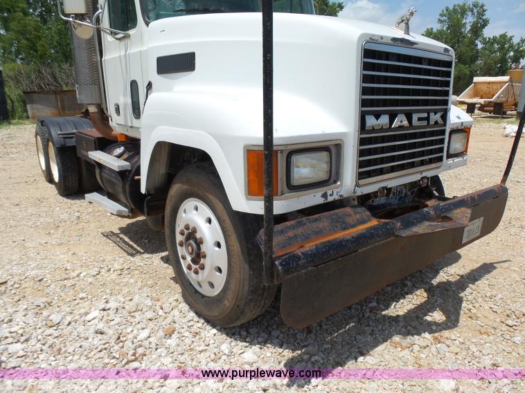 image for item K3171 1991 Mack CH613 semi truck