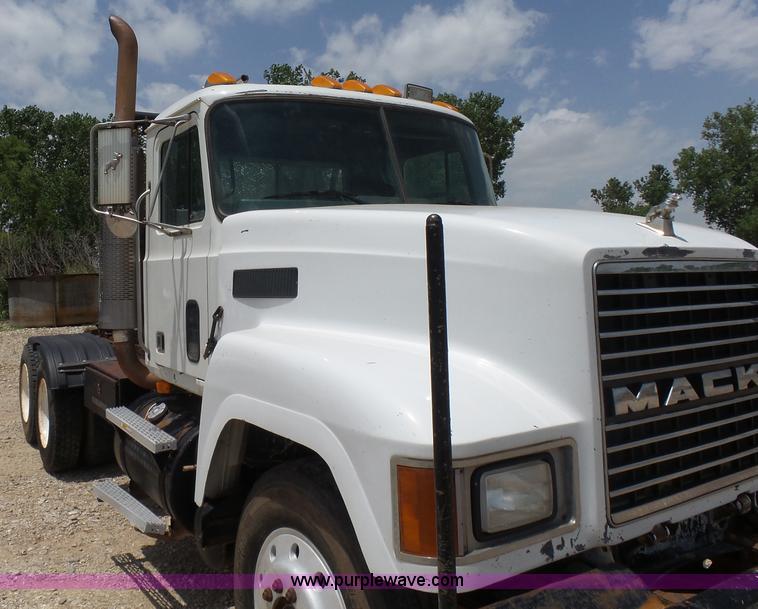 image for item K3171 1991 Mack CH613 semi truck