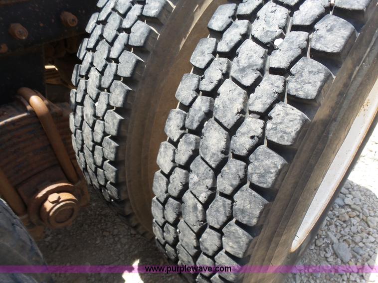 image for item K3171 1991 Mack CH613 semi truck