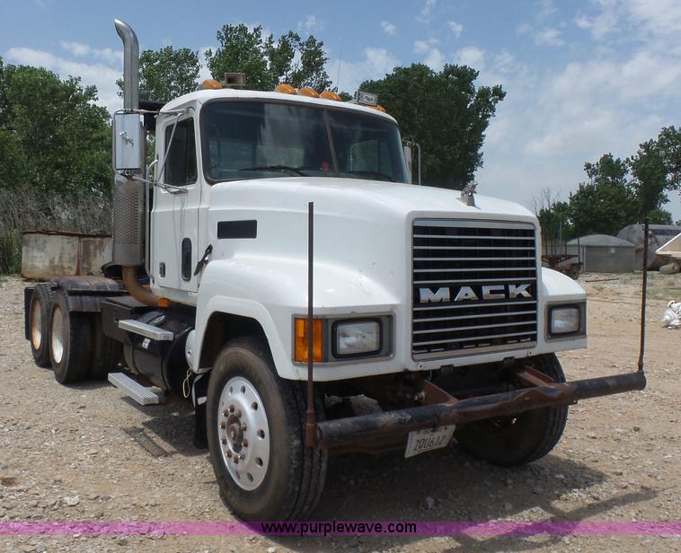 image for item K3172 1990 Mack CH613 semi truck