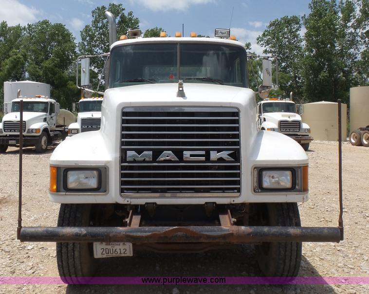 image for item K3172 1990 Mack CH613 semi truck