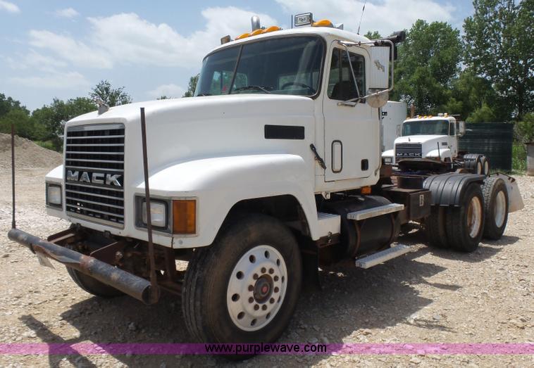image for item K3172 1990 Mack CH613 semi truck