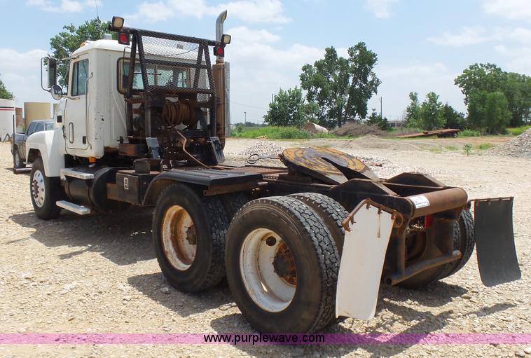 image for item K3172 1990 Mack CH613 semi truck