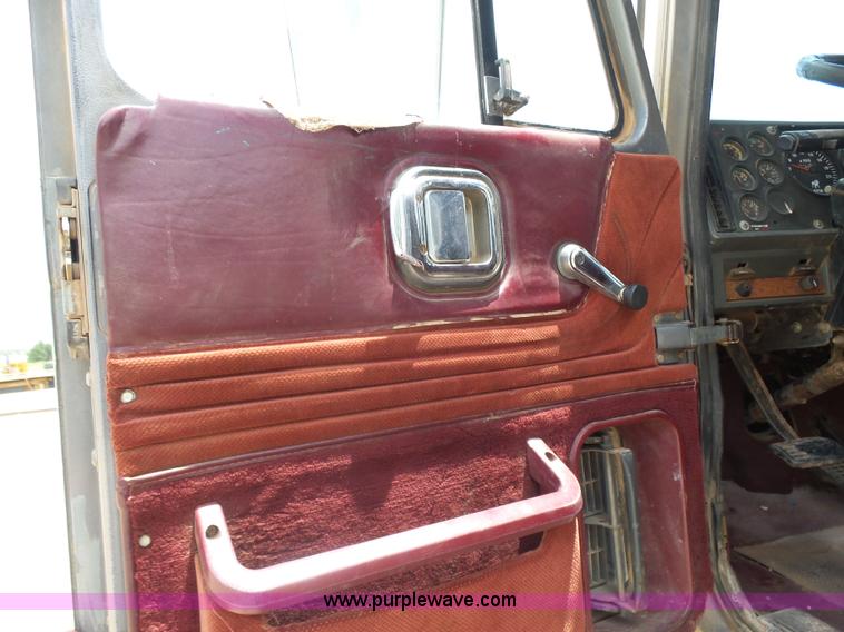 image for item K3172 1990 Mack CH613 semi truck