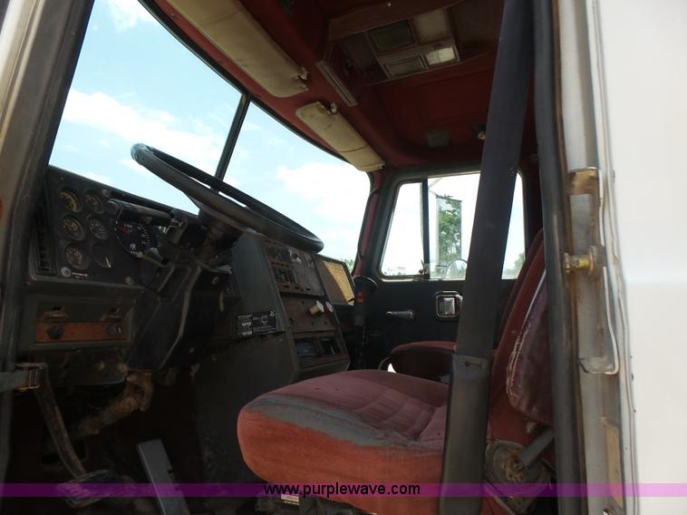 image for item K3172 1990 Mack CH613 semi truck