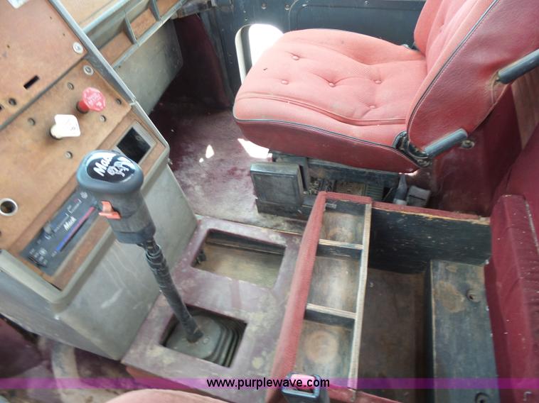 image for item K3172 1990 Mack CH613 semi truck