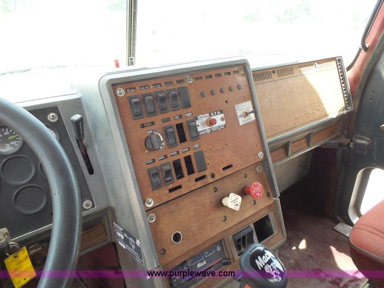 image for item K3172 1990 Mack CH613 semi truck