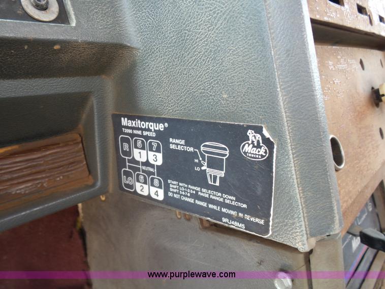 image for item K3172 1990 Mack CH613 semi truck