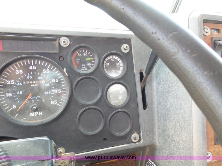 image for item K3172 1990 Mack CH613 semi truck