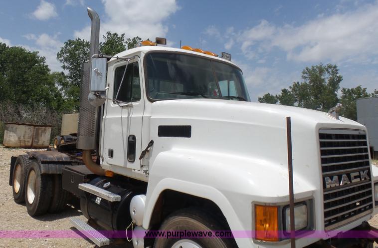 image for item K3172 1990 Mack CH613 semi truck