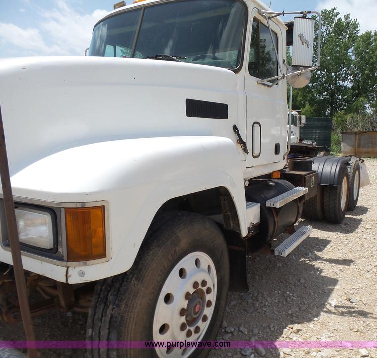 image for item K3172 1990 Mack CH613 semi truck