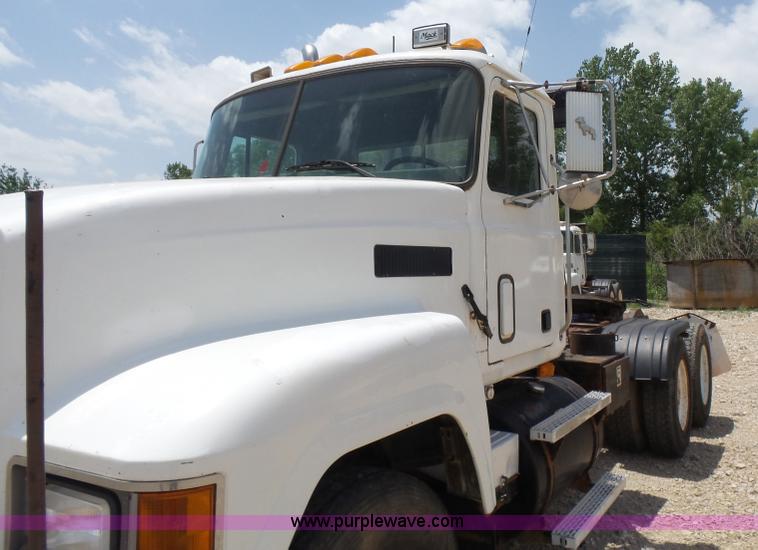 image for item K3172 1990 Mack CH613 semi truck