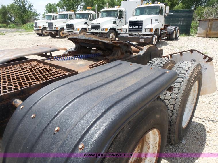 image for item K3172 1990 Mack CH613 semi truck