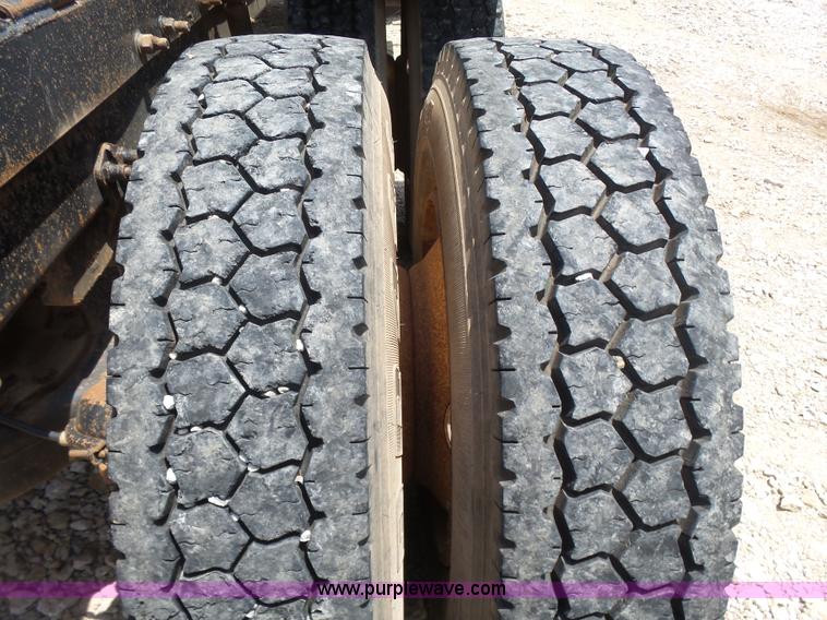 image for item K3172 1990 Mack CH613 semi truck