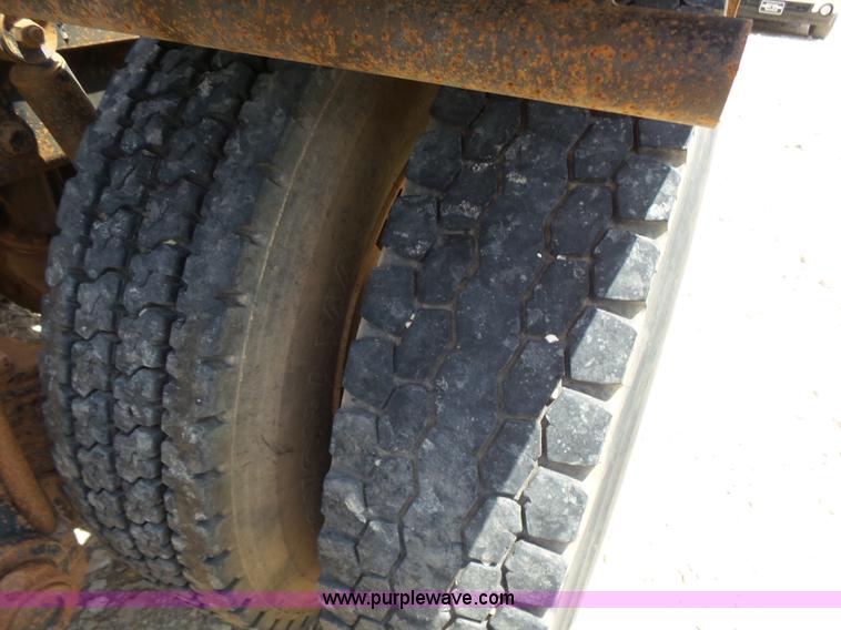 image for item K3172 1990 Mack CH613 semi truck