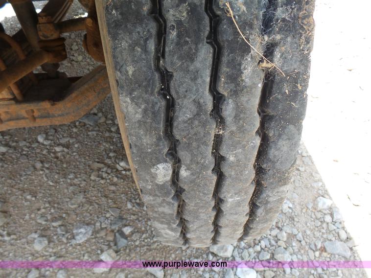 image for item K3172 1990 Mack CH613 semi truck