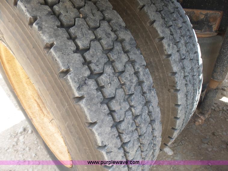 image for item K3173 2004 Mack CV713 Granite truck tractor