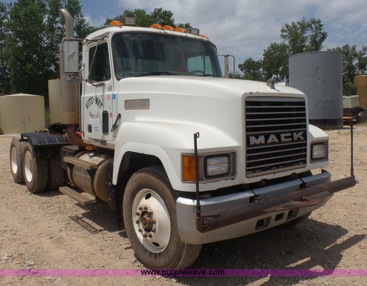 image for item K3174 1994 Mack CH613 semi truck