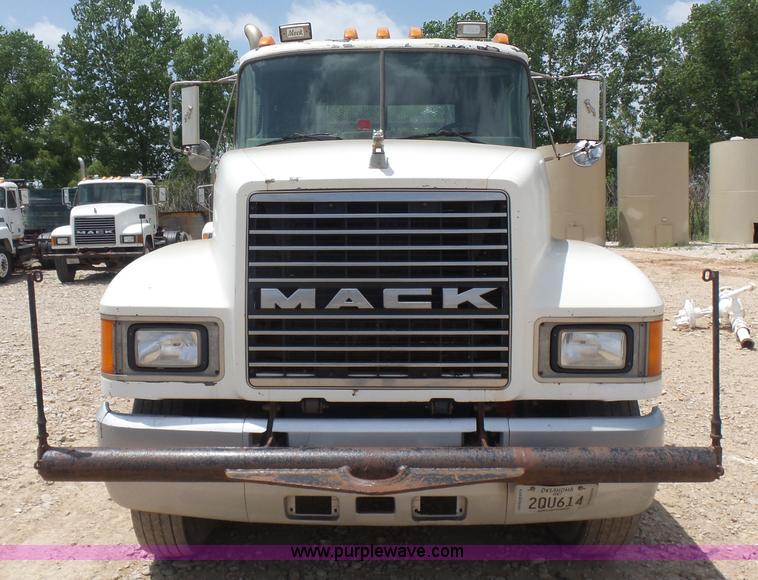 image for item K3174 1994 Mack CH613 semi truck