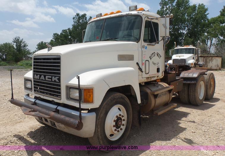 image for item K3174 1994 Mack CH613 semi truck