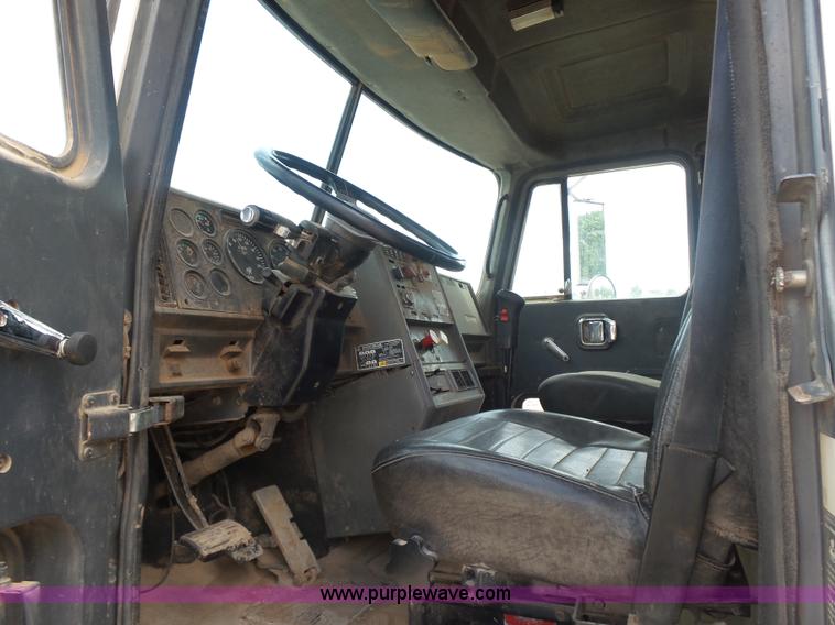 image for item K3174 1994 Mack CH613 semi truck