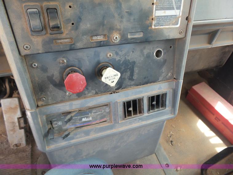 image for item K3174 1994 Mack CH613 semi truck