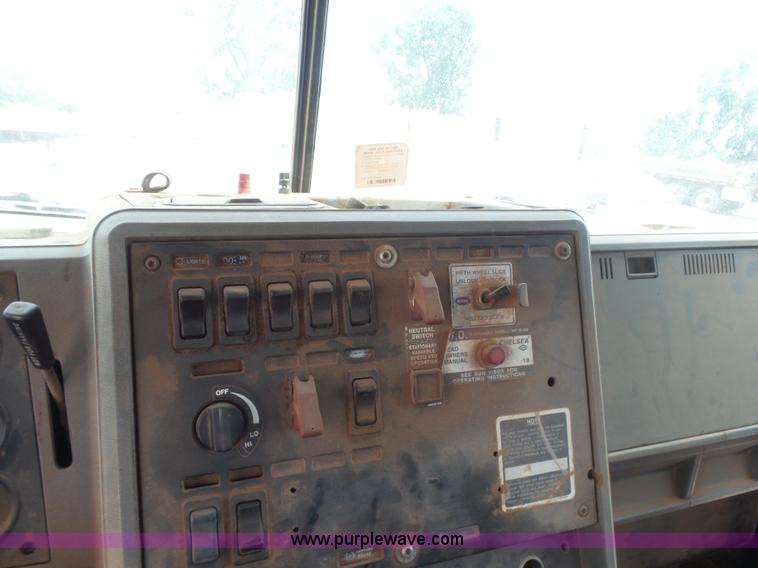 image for item K3174 1994 Mack CH613 semi truck