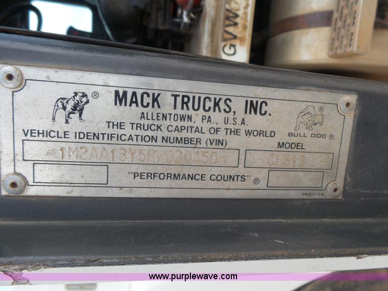 image for item K3174 1994 Mack CH613 semi truck