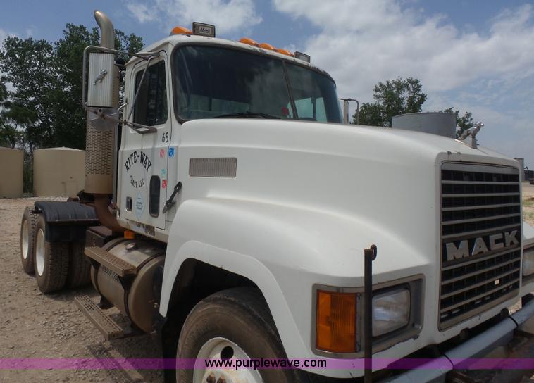 image for item K3174 1994 Mack CH613 semi truck