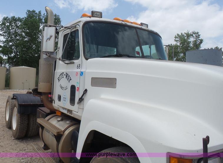 image for item K3174 1994 Mack CH613 semi truck