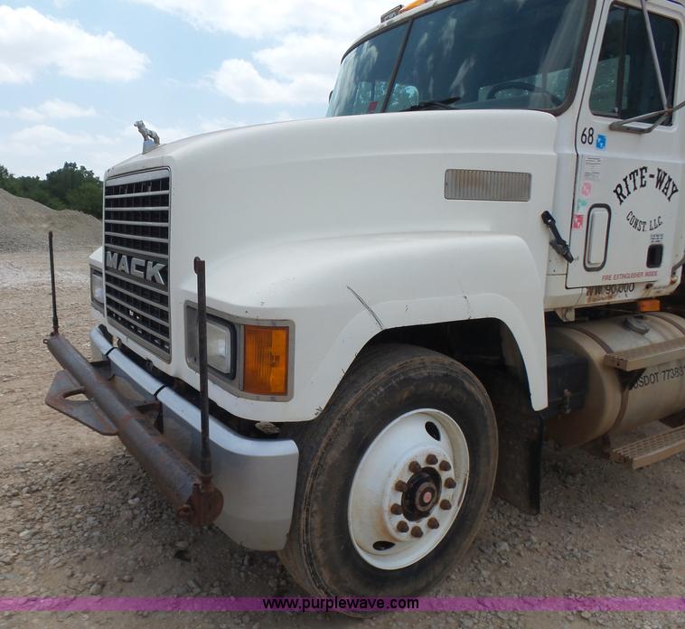 image for item K3174 1994 Mack CH613 semi truck